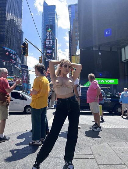Nicole Doshi segnet den Times Square in New York