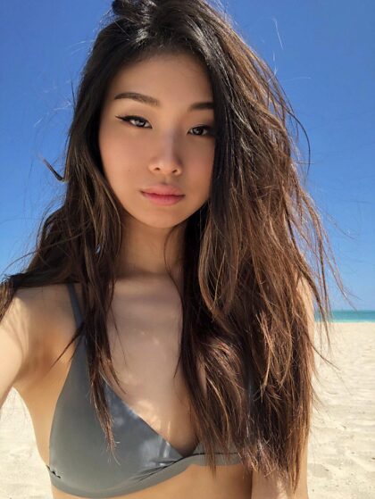 Красивая азиатка