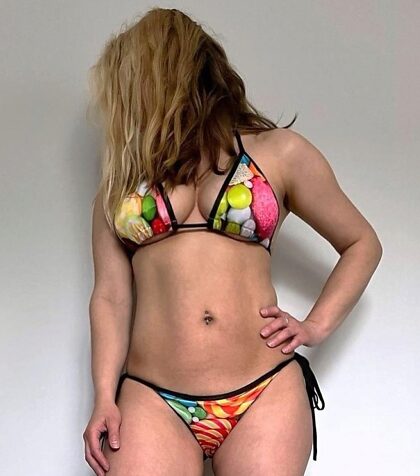36F hat sich für diesen Bikini mit Süßigkeiten-Motiv entschieden :)