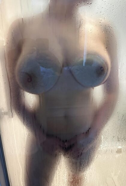 저희 호텔 방에는 샤워실이 있는 재미있는 창문이 있습니다