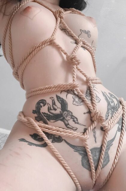 A corda combina perfeitamente com minhas tatuagens