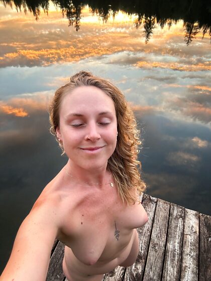 Ich liebe einen farbenfrohen, nackten Sonnenuntergang am See