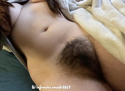 ¿Qué harías si te despertaras junto a mi vulva muy peluda esta mañana?