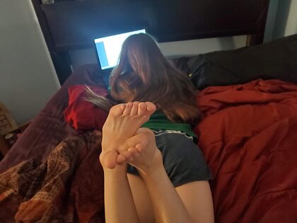 Студентка колледжа хочет, чтобы ей сосали пальцы ног OC