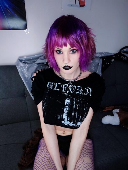 Would you let a goth girl ruin your holes? 