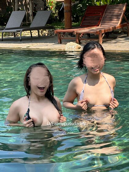 O que você vai fazer se vir duas garotas asiáticas exibindo os peitos na piscina :p