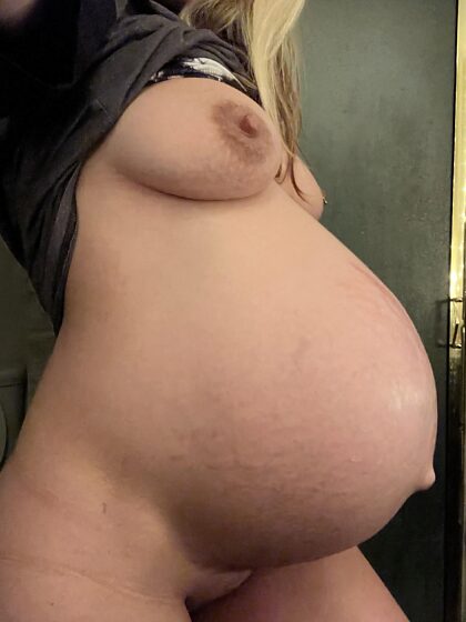 40 semanas de gravidez hoje, alguém quer se voluntariar para tentar me foder em trabalho de parto?