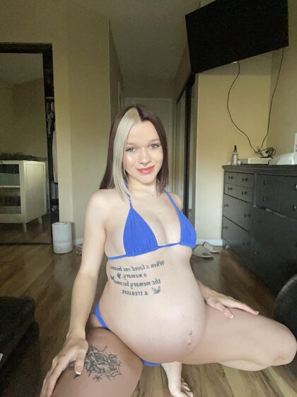 Interactúa si te gusta ver mi cuerpo de embarazada en un diminuto bikini ;)