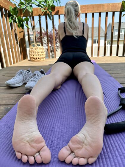 Je kunt naar mijn voeten staren terwijl ik mijn yoga doe