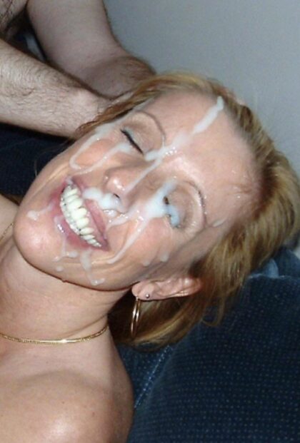 Bella bionda sorride dopo il trattamento facciale
