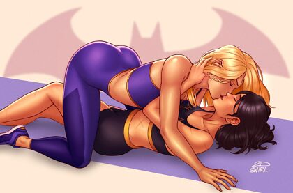 Batgirls knutschen nach dem Training