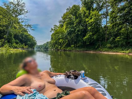Flottant sur la rivière lors d'un week-end d'anniversaire décontracté