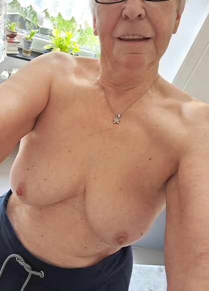 67-летняя: разбить или передать мою топлесс грудь?