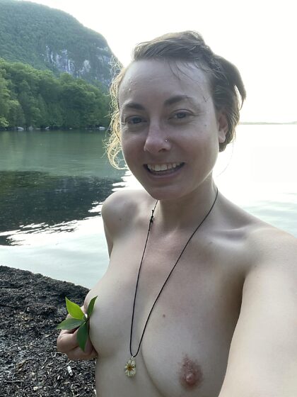 Praia de nudismo em um dia quente de VT