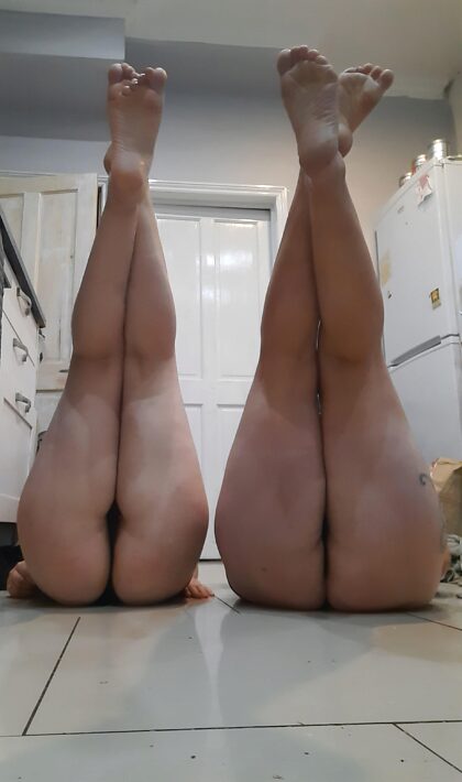 Mummy and daughter ready to get feet fucked