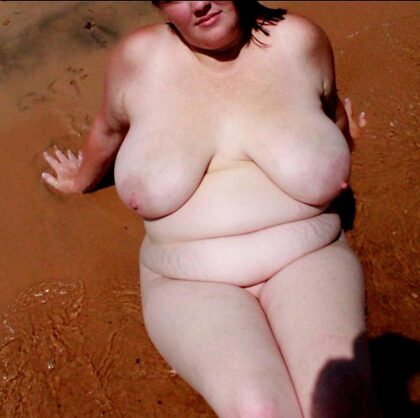 Mamá nudista.en la playa