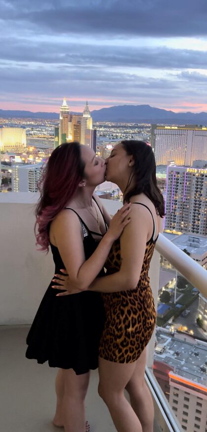 Beijando com uma bela vista de Las Vegas