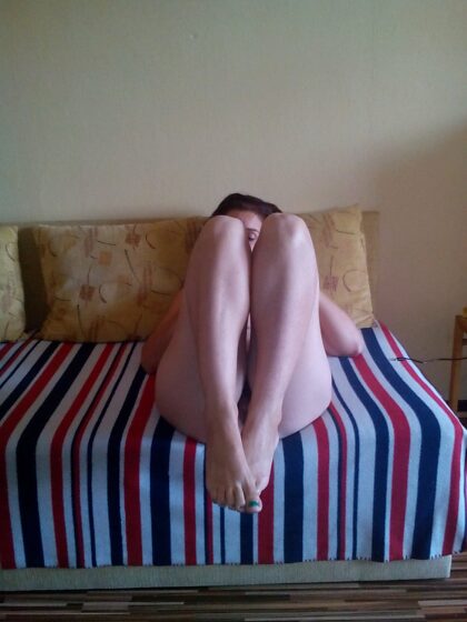 Morena amateur peluda posando desnuda en casa en