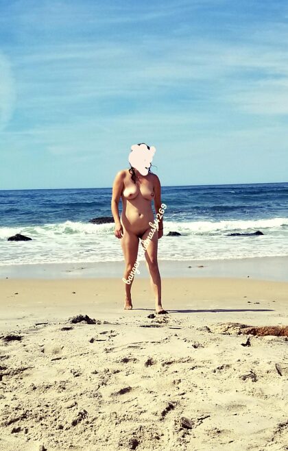 Gambader sur notre plage nudiste préférée, j'ai hâte d'y retourner !