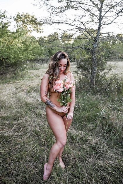 Me encanta hacer fotos de boudoir al aire libre.  Estar desnuda en la naturaleza es muy liberador.