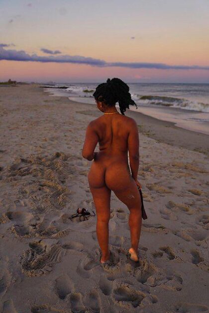 Poszła na długi spacer o zachodzie słońca po odosobnionej plaży dla nudystów