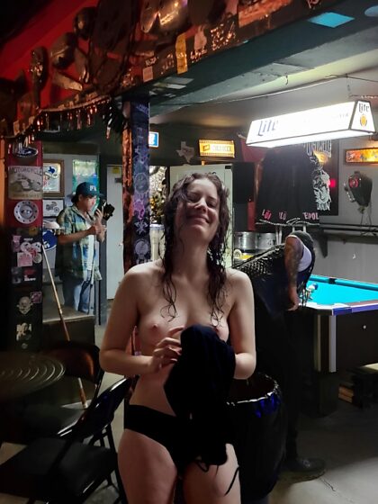 Topless w barze nurkowym