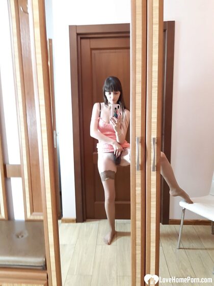 Sexy brünette Sekretärin posiert in heißen Strümpfen