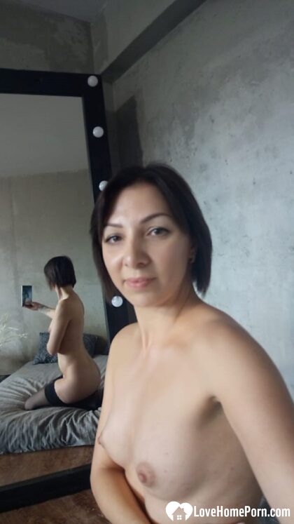 Trabalhadora de escritório tirando fotos nuas em casa