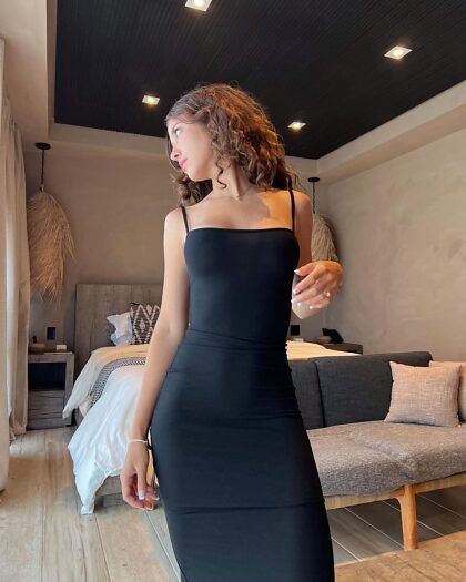Enges schwarzes Kleid