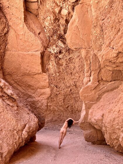 De Atacama-woestijn in Chili verkennen. Het is de eerste keer dat ik model stond in een woestijn.