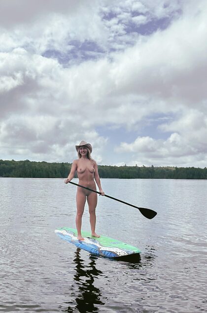 Nacktes Stand-Up-Paddle-Boarding ist meine Lieblingsbeschäftigung