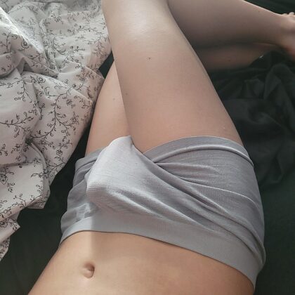 J'adore me réveiller en étirant ma culotte tous les matins