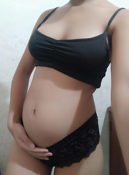 my first single baby someone who likes my pregnancy and help me 