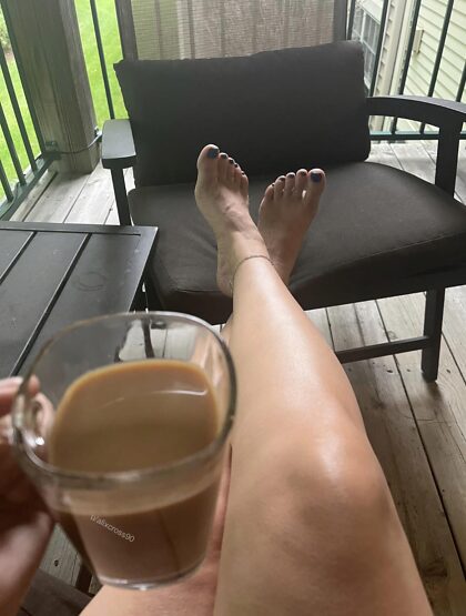 外でコーヒーを飲みながらリラックス