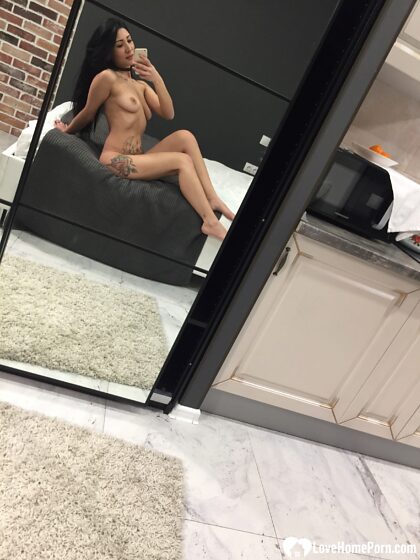 Experienced beauty loves to take nudes