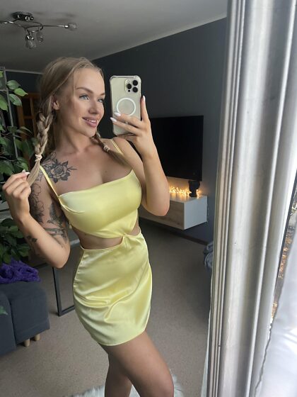 Making your day hot with this tight yellow dress 