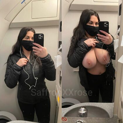 Мне удалось вытащить свои большие сиськи в крошечный туалет в самолете!!