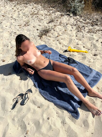 我不知道在美国，但在法国，在海滩上赤裸上身是很常见的