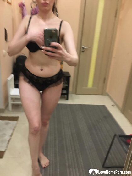 Selfies sensuais no espelho com minha lingerie favorita
