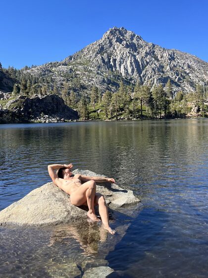 Relajarse junto a un lago alpino después de escalar es obligatorio