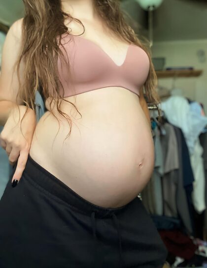 Wie sehr magst du eine Frau mit einem schwangeren Bauch?
