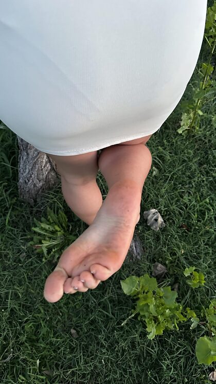 내 정원에서 맨발로 걷는 것은 나를 편안하게 해주는 일종의 의식입니다.  함께 가요! OC