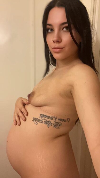 El hecho de que tenga 28 semanas de embarazo no significa que todavía no sea una esposa sucia.