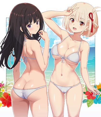 Chisato en Takina op het strand