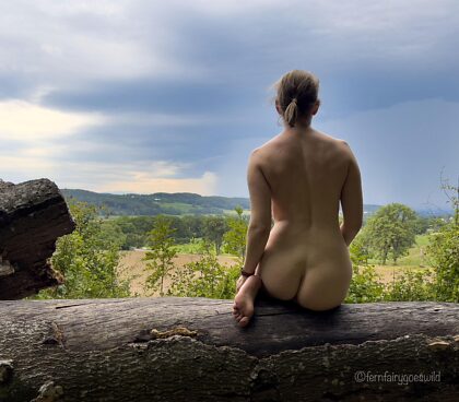 Nudista mirando la tormenta a lo lejos