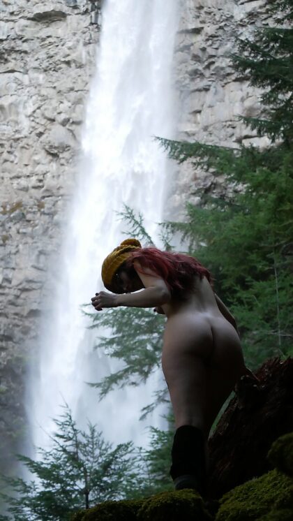 这就是我们命中注定的样子。 在瀑布下裸体玩耍。