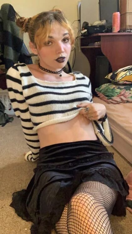Would suck off a nerdy goth girl on the first date? ✨