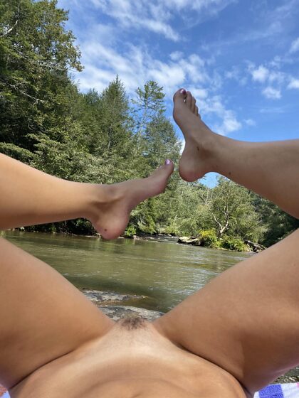 dirty hiking toes loveeee to be rubbed on OC