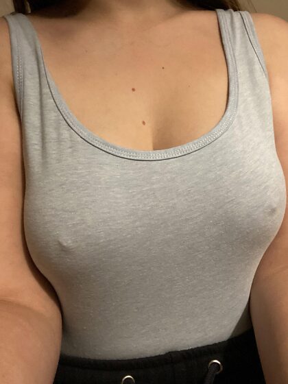 My nipples are always poking through my workout top, but I love it! Swipe for a little treat ❤️