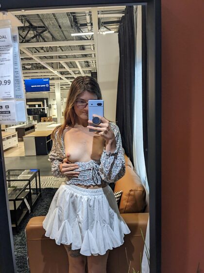 J'ai dû prendre une photo miroir avec mes seins au magasin